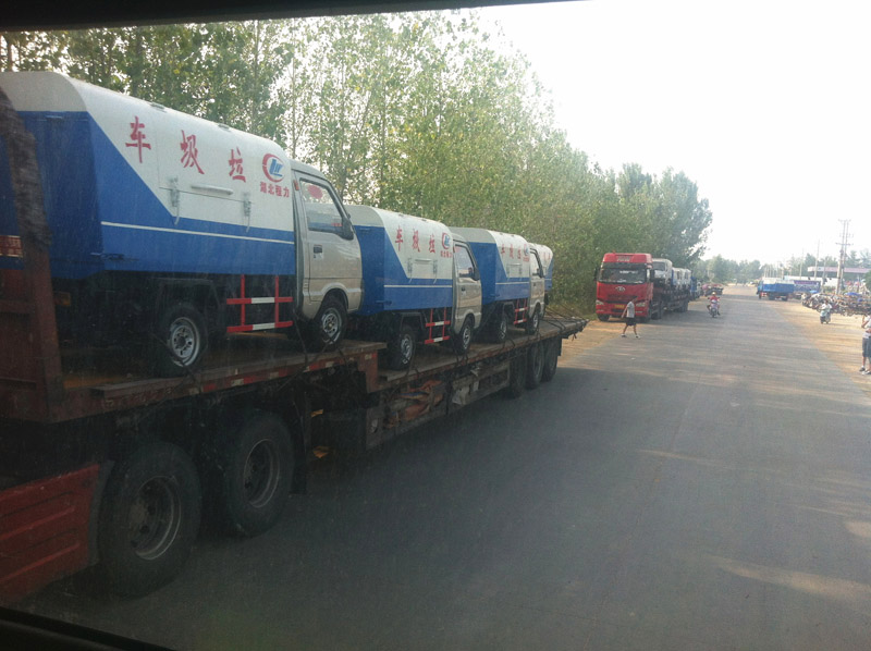 圖為準備發(fā)車至山西的小型<a href=http://www.jnatsten.com/ljc target=_blank class=infotextkey>垃圾車</a>