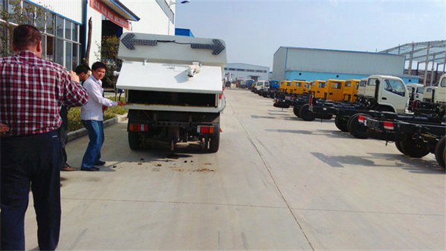 內(nèi)蒙客商正在參觀五十鈴<a href=http://www.jnatsten.com/saoluche/ target=_blank class=infotextkey>掃路車</a>