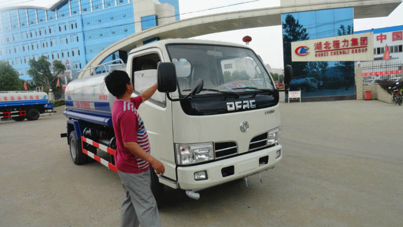 正在給5噸<a href=http://www.jnatsten.com/ssc target=_blank class=infotextkey>灑水車</a>做出廠前準(zhǔn)備