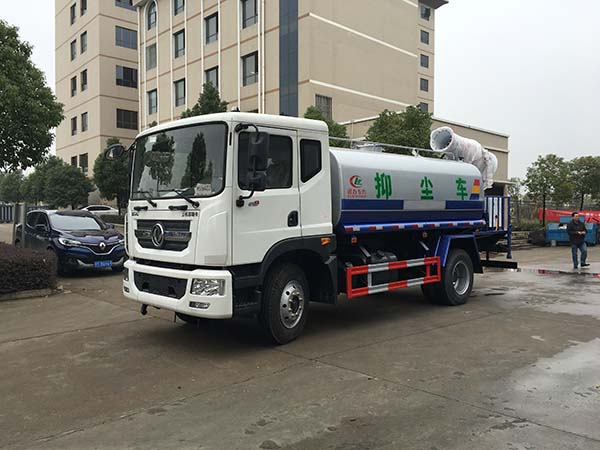 ?現(xiàn)車(chē) 東風(fēng)多利卡D9抑塵車(chē)