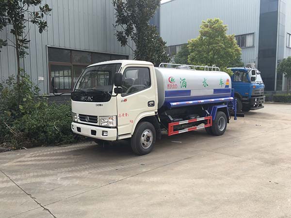 現(xiàn)車(chē)熱銷(xiāo)5-6噸灑水車(chē)