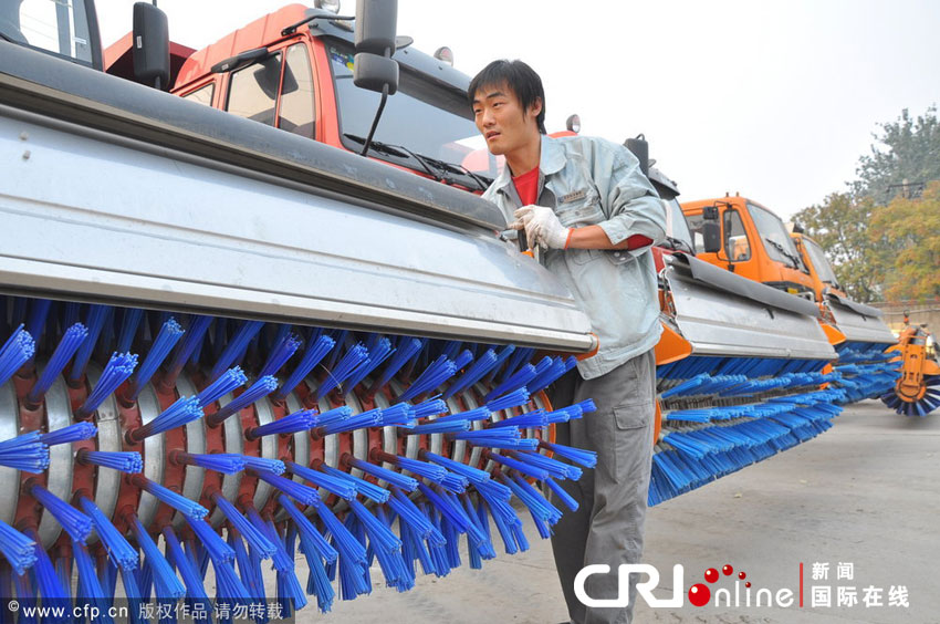 2012年11月3日上午，北京，工作人員正在對(duì)多功能除雪車進(jìn)行檢修調(diào)試。