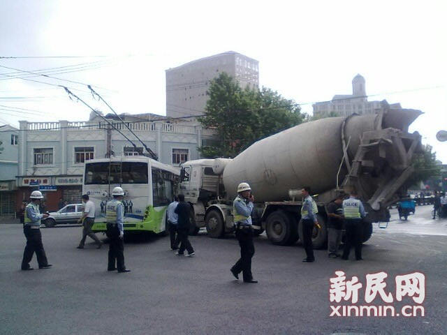 一輛19路電車在新閘路成都北路路口被一輛水泥<a href=http://www.jnatsten.com/jbc/ target=_blank class=infotextkey>攪拌車</a>攔腰撞擊，車毀嚴(yán)重。通訊員 殷佳維 攝