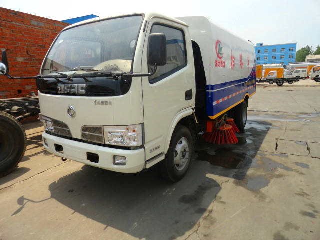  東風(fēng)福瑞卡道路清掃車（<a href=http://www.jnatsten.com/saoluche/ target=_blank class=infotextkey>掃路車</a>）