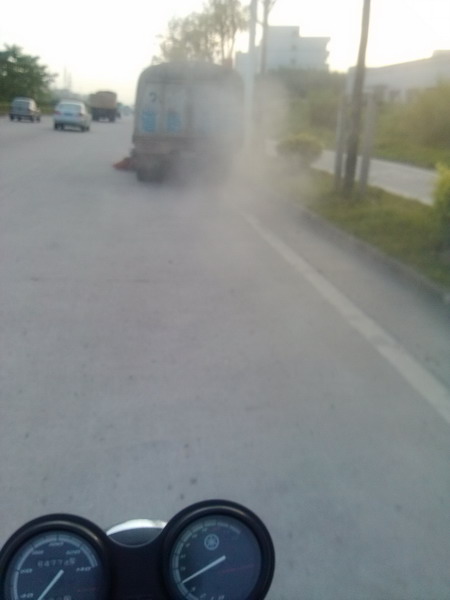 掃路車(chē)掃路帶起來(lái)的煙塵引起后面人的不滿(mǎn)