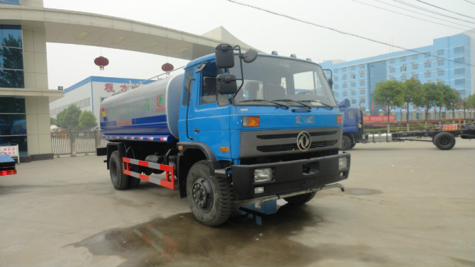 程力廠門 前的東風(fēng)153<a href=http://www.jnatsten.com/ssc target=_blank class=infotextkey>灑水車</a>