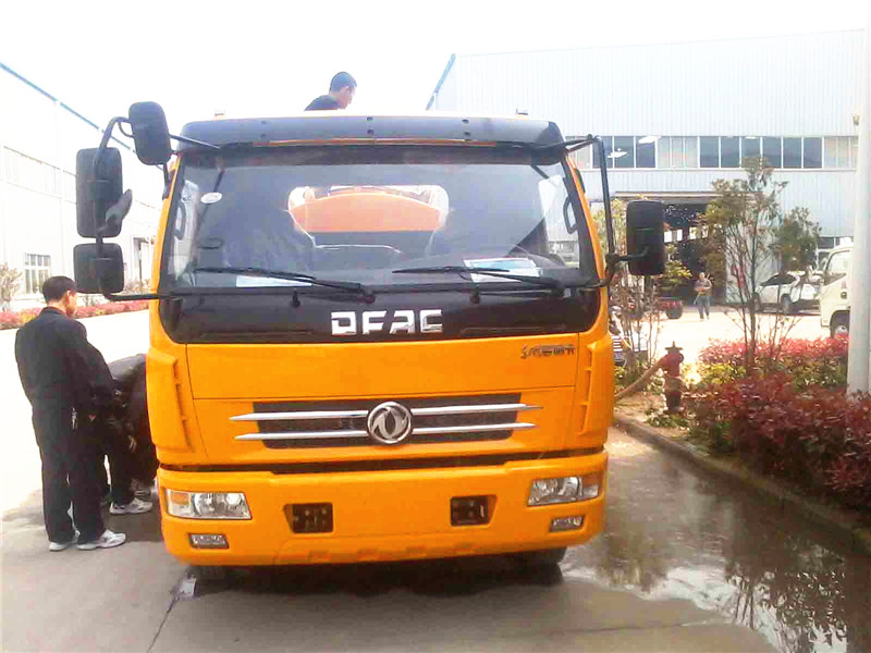 高壓清洗<a href=http://www.jnatsten.com/xifenche/ target=_blank class=infotextkey>吸糞車</a>正面圖